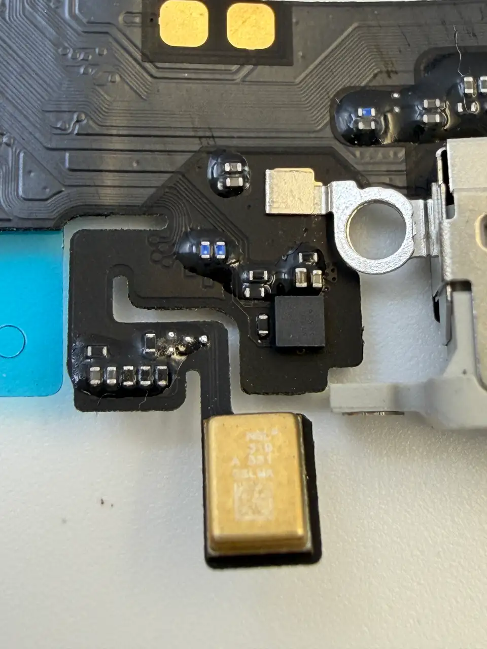 High Quality Compatible iPhone 17 Pro Max (CN) Charging Port Flex Cable photograph 4