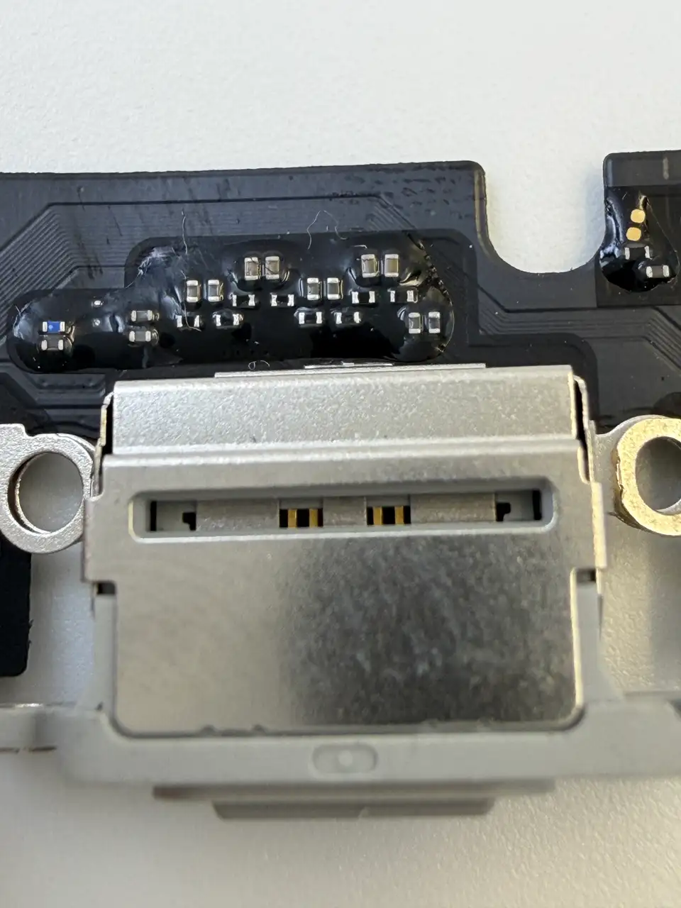 High Quality Compatible iPhone 17 Pro Max (CN) Charging Port Flex Cable photograph 5