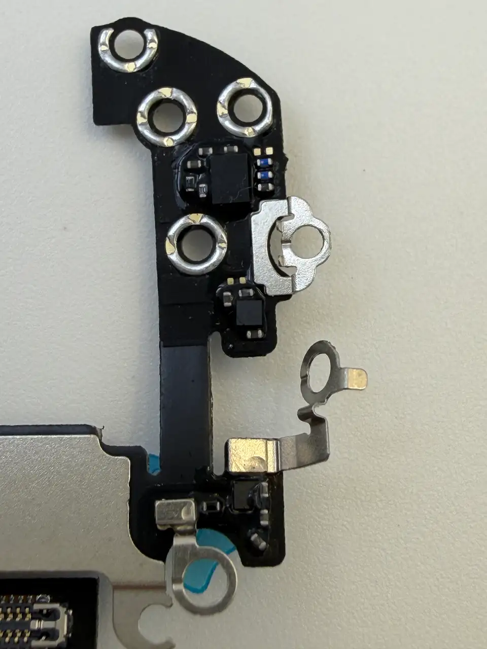 High Quality Compatible iPhone 17 Pro Max (CN) Charging Port Flex Cable photograph 7
