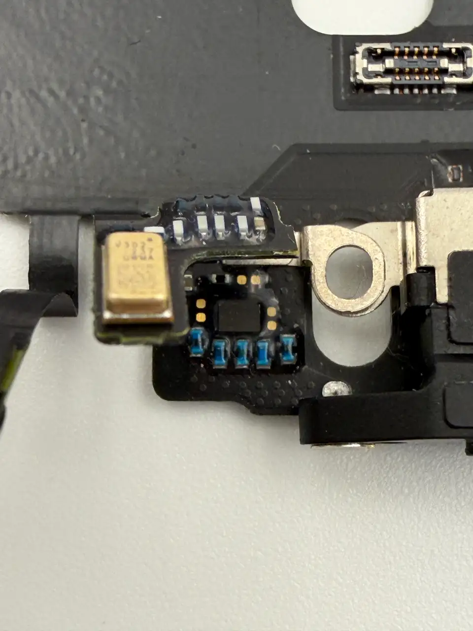 Original Pulled iPhone 14 Pro Max Charging Port Flex Cable photograph 2