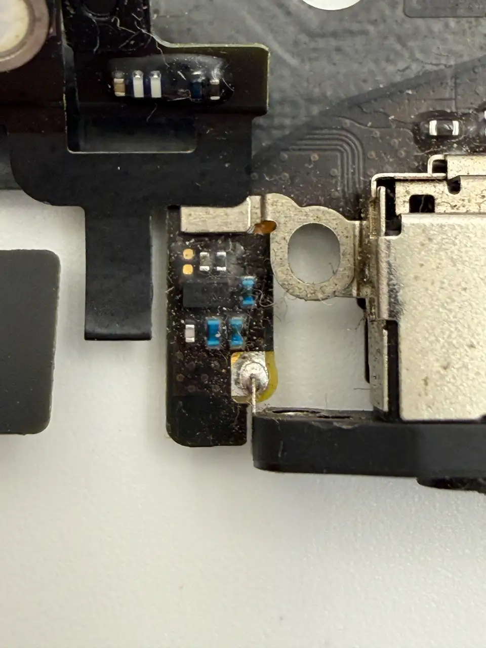 Original Pulled iPhone 15 Pro Max Charging Port Flex Cable photograph 3