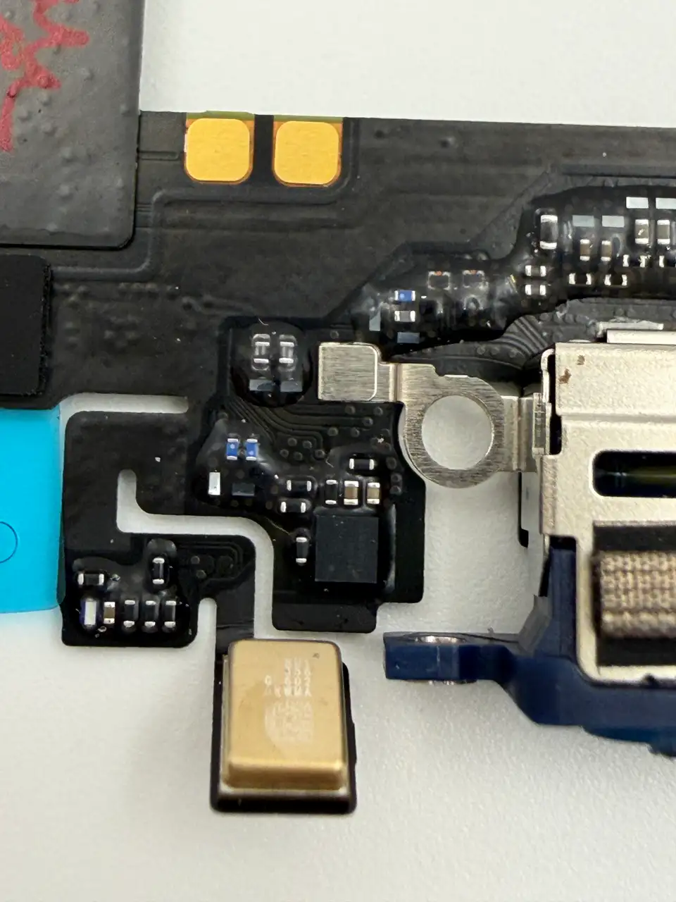 Original Pulled iPhone 17 Pro Max (US) Charging Port Flex Cable photograph 3