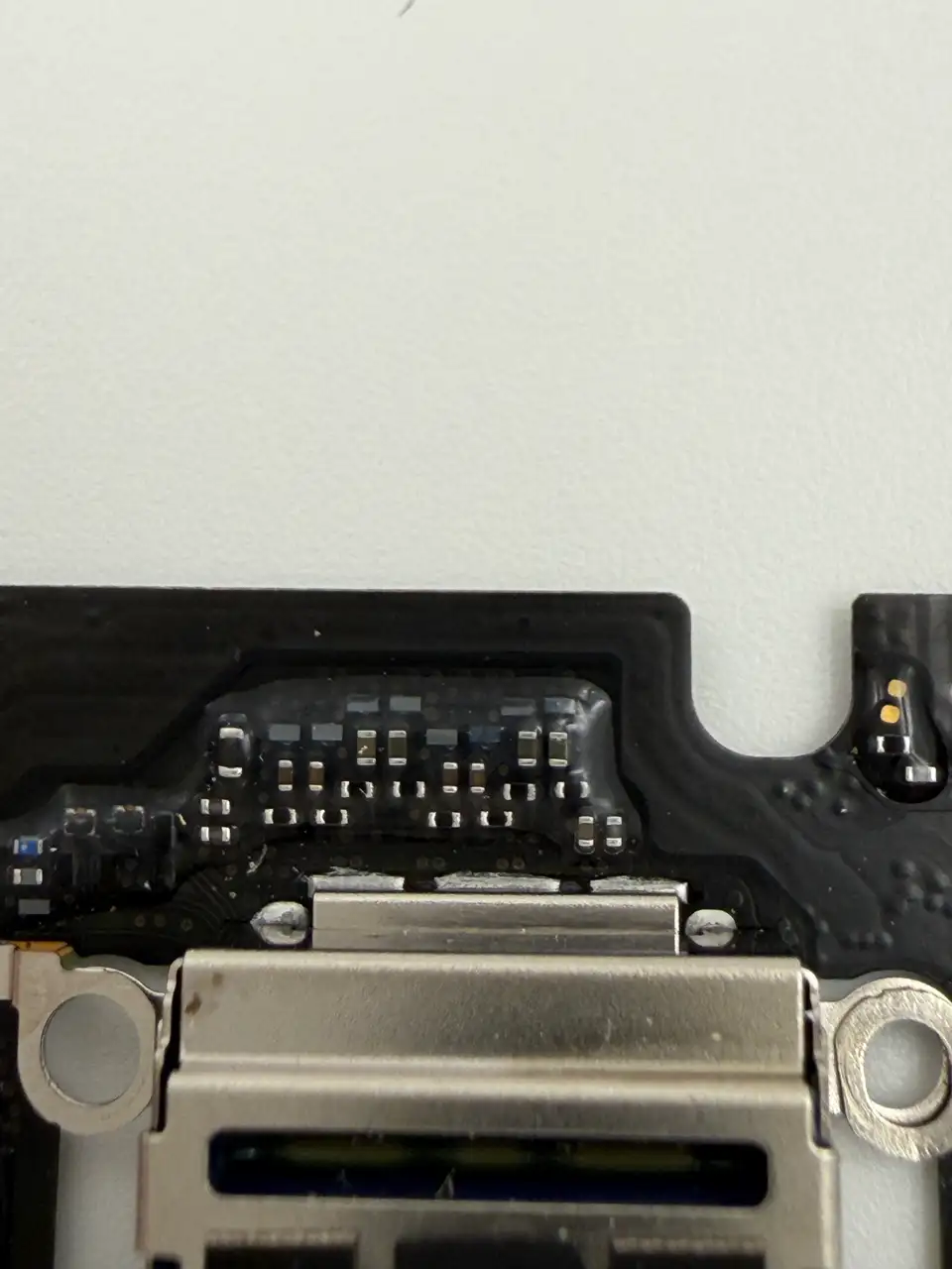 Original Pulled iPhone 17 Pro Max (US) Charging Port Flex Cable photograph 4