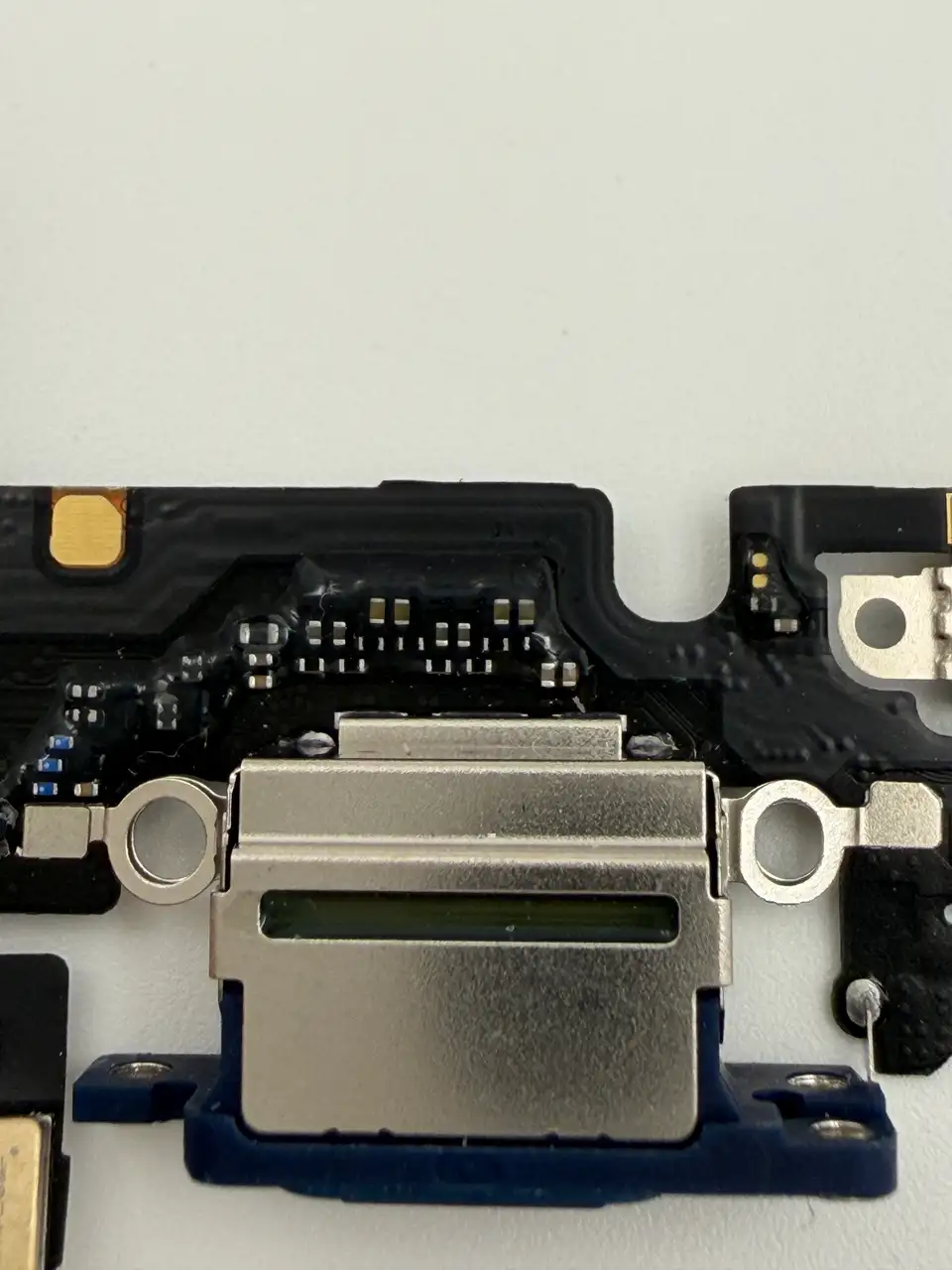 Original Pulled iPhone 17 Pro (US) Charging Port Flex Cable photograph 4